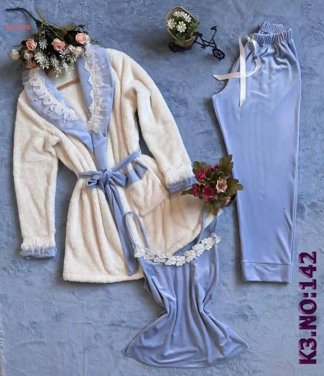 بيجامة عرايسي مخمل مع فرو