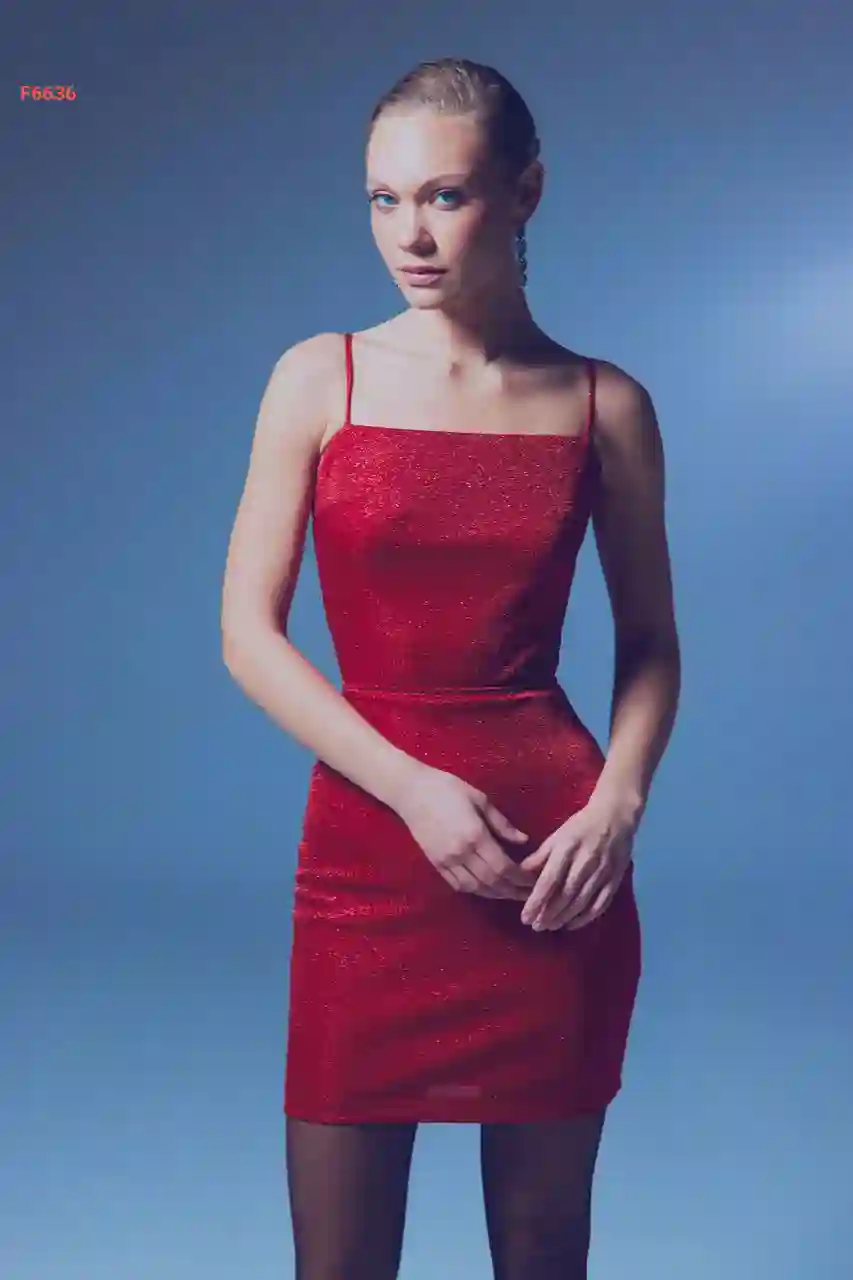 كمبلزون لميع بحمالات رفيعة