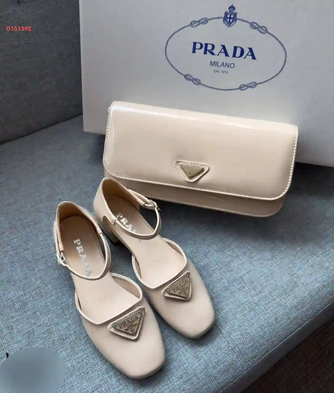 طقم حقيبة وحذاء نسائي ماركة برادا