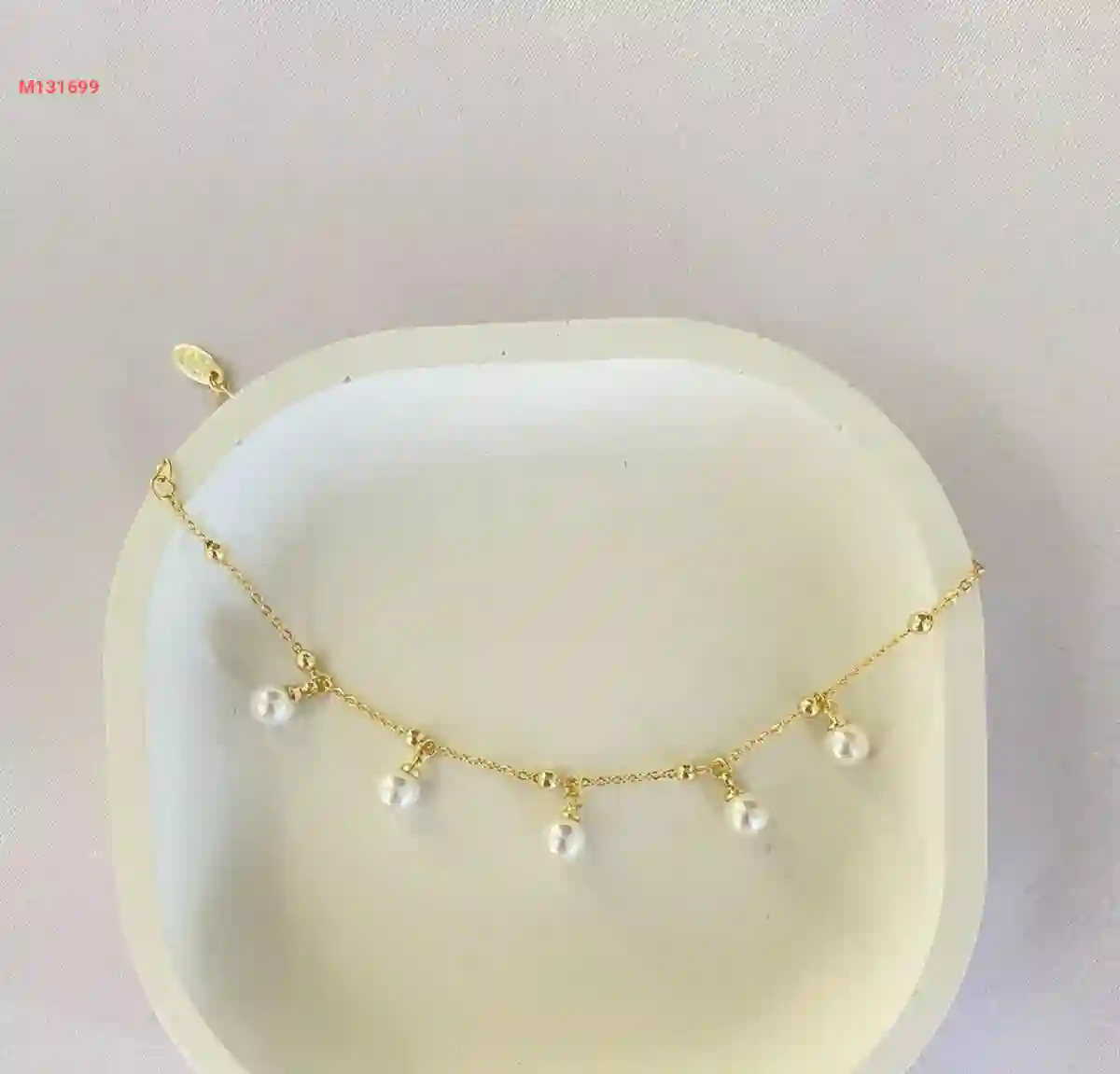 اسوارة دهبي محملة لولو