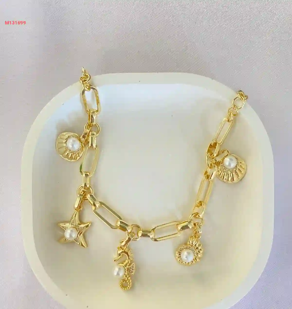 اسوارة دهبي محملة صدف ومحار