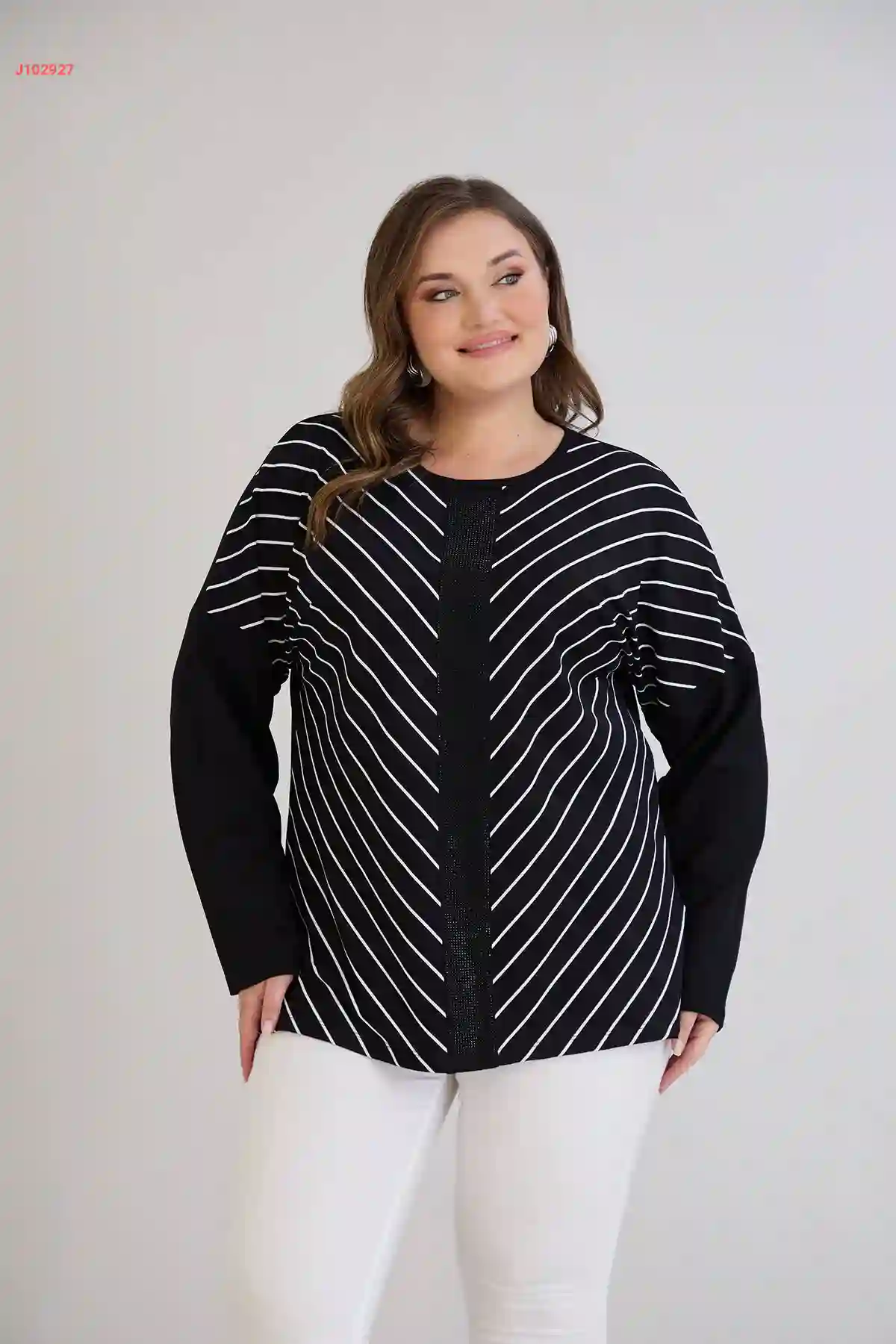 كنزة مخططة بستراس قياس كبير