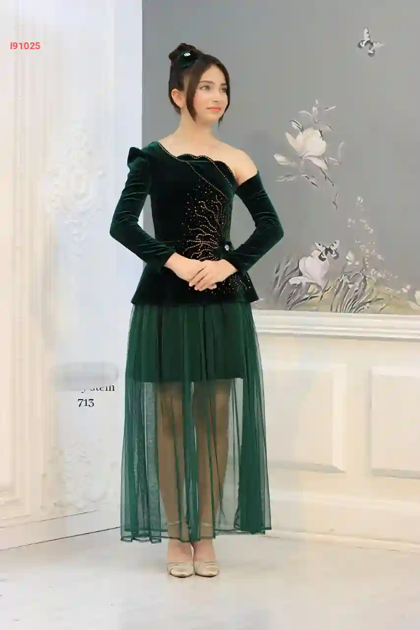 فستان بناتي مخمل وتول مطرز بأحجار