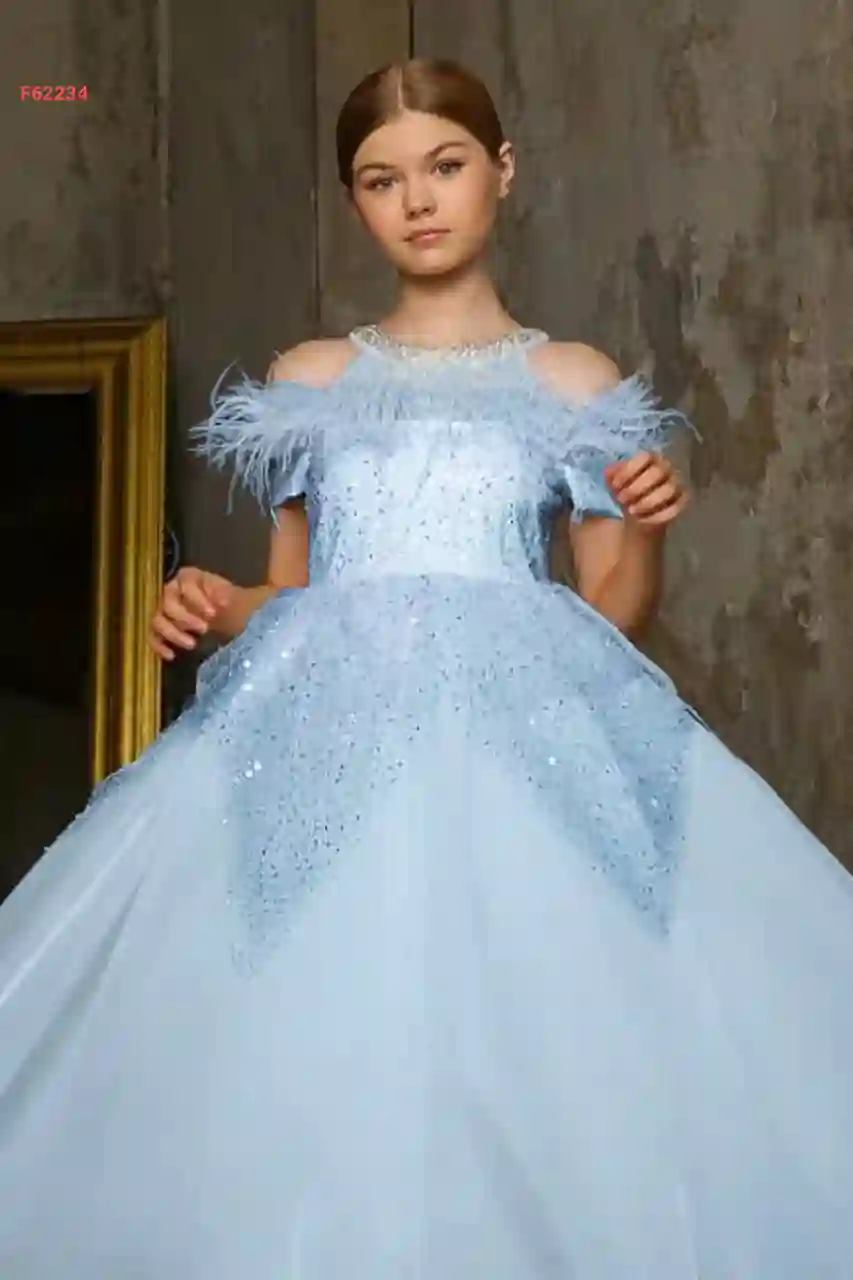 بدلة بناتي محير مطرزة بالترتر مع ريش