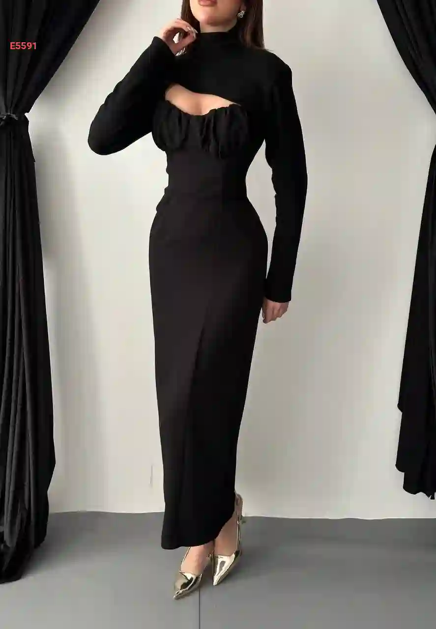 فستان طويل مجمع من الصدر بفتحة