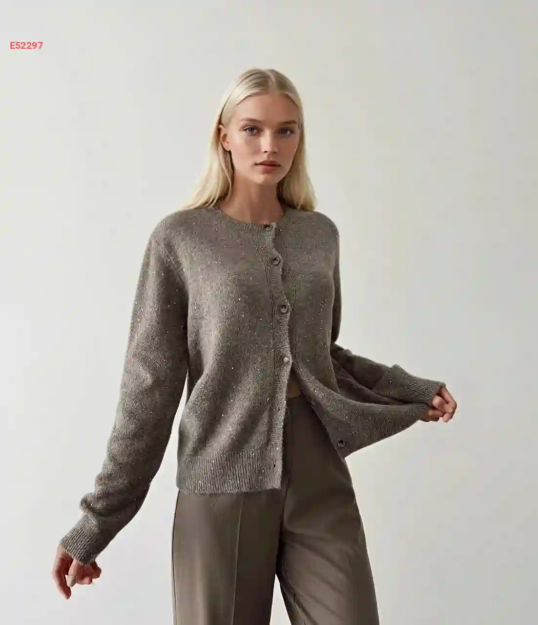 جاكيت تريكو مطرز بالترتر