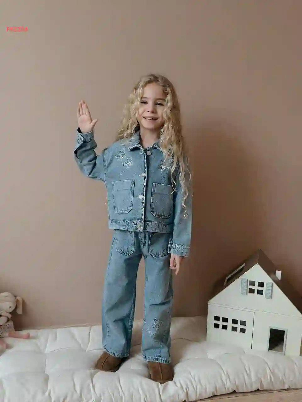 طقم بنطال جينز بناتي وجاكيت مطرز