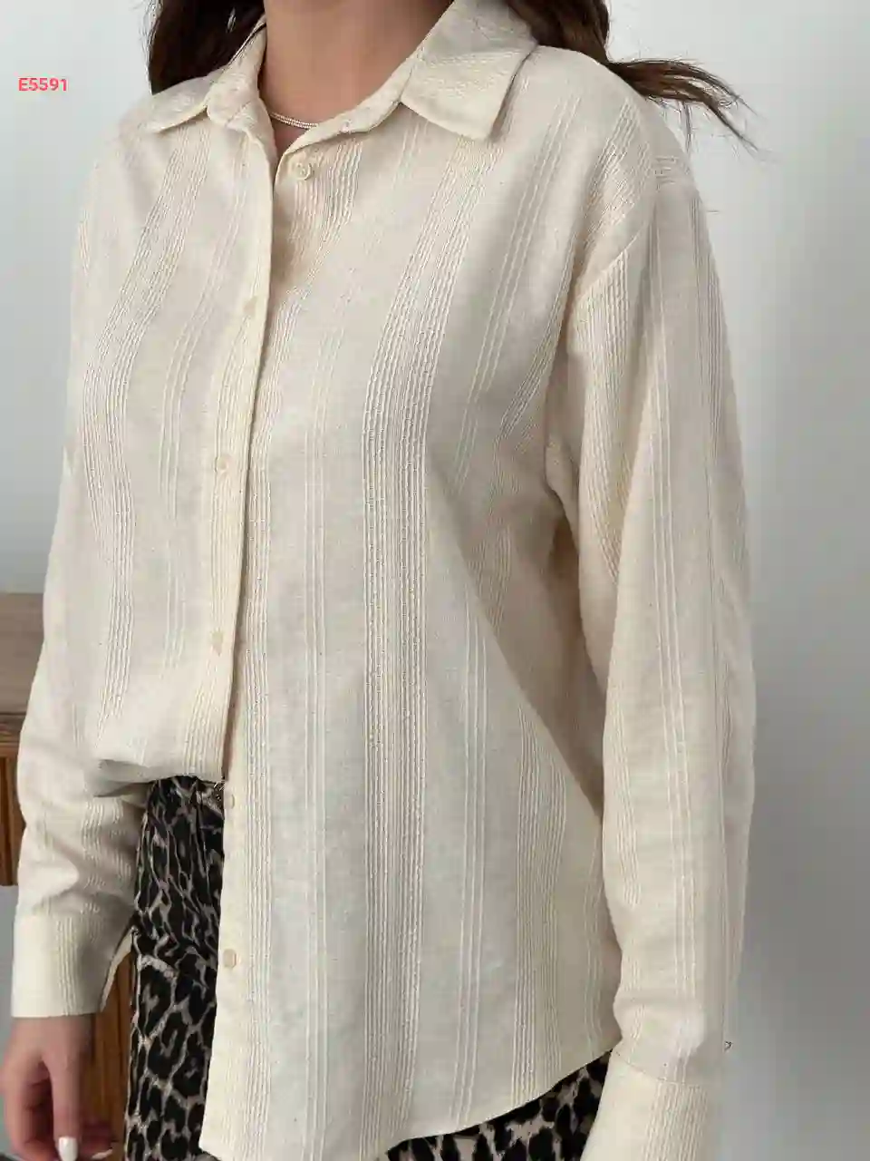 قميص بتفاصيل مقلمة