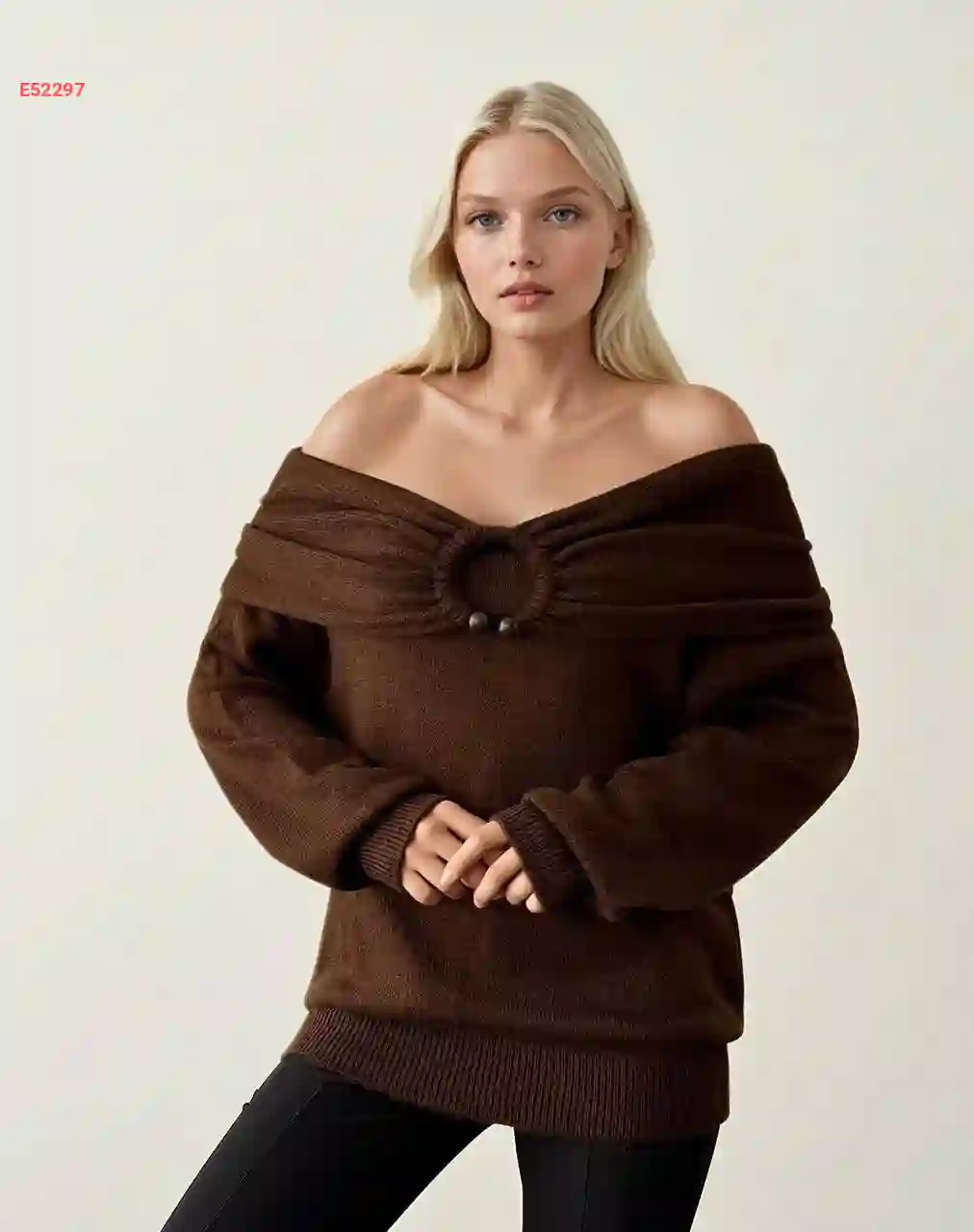 كنزة تريكو بياقة مادونا وإبزيم