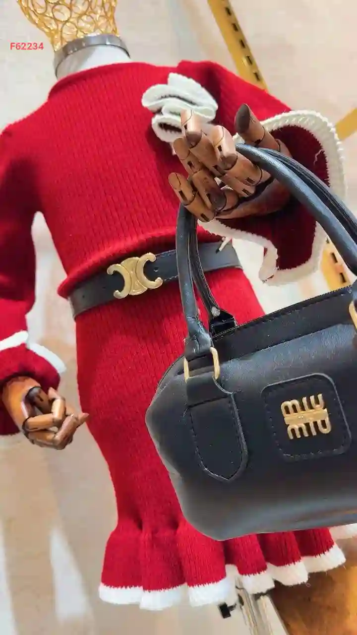 فستان بناتي تريكو مع حزام وقبعة