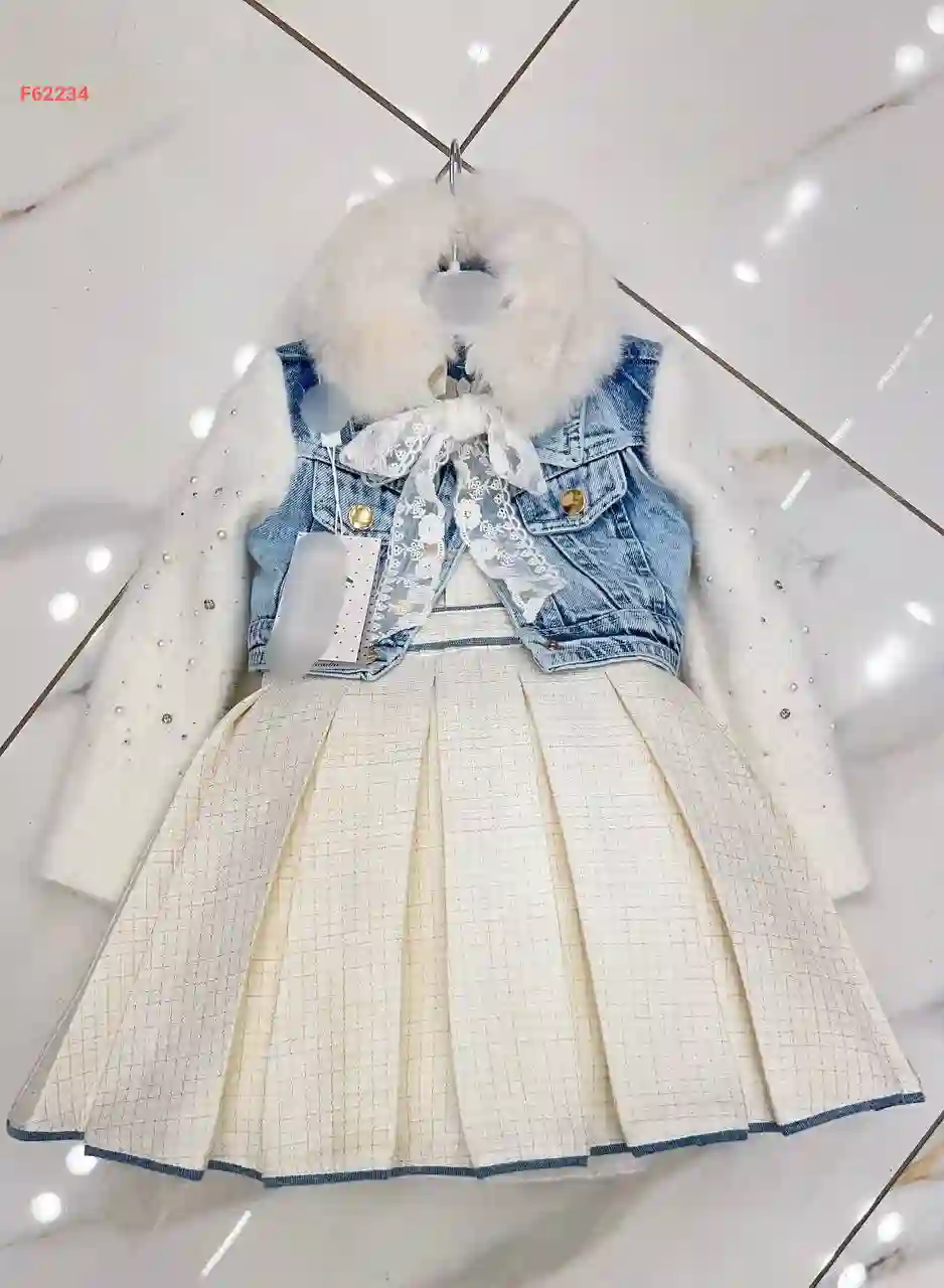 فستان بناتي شانيل مع جاكيت جينز