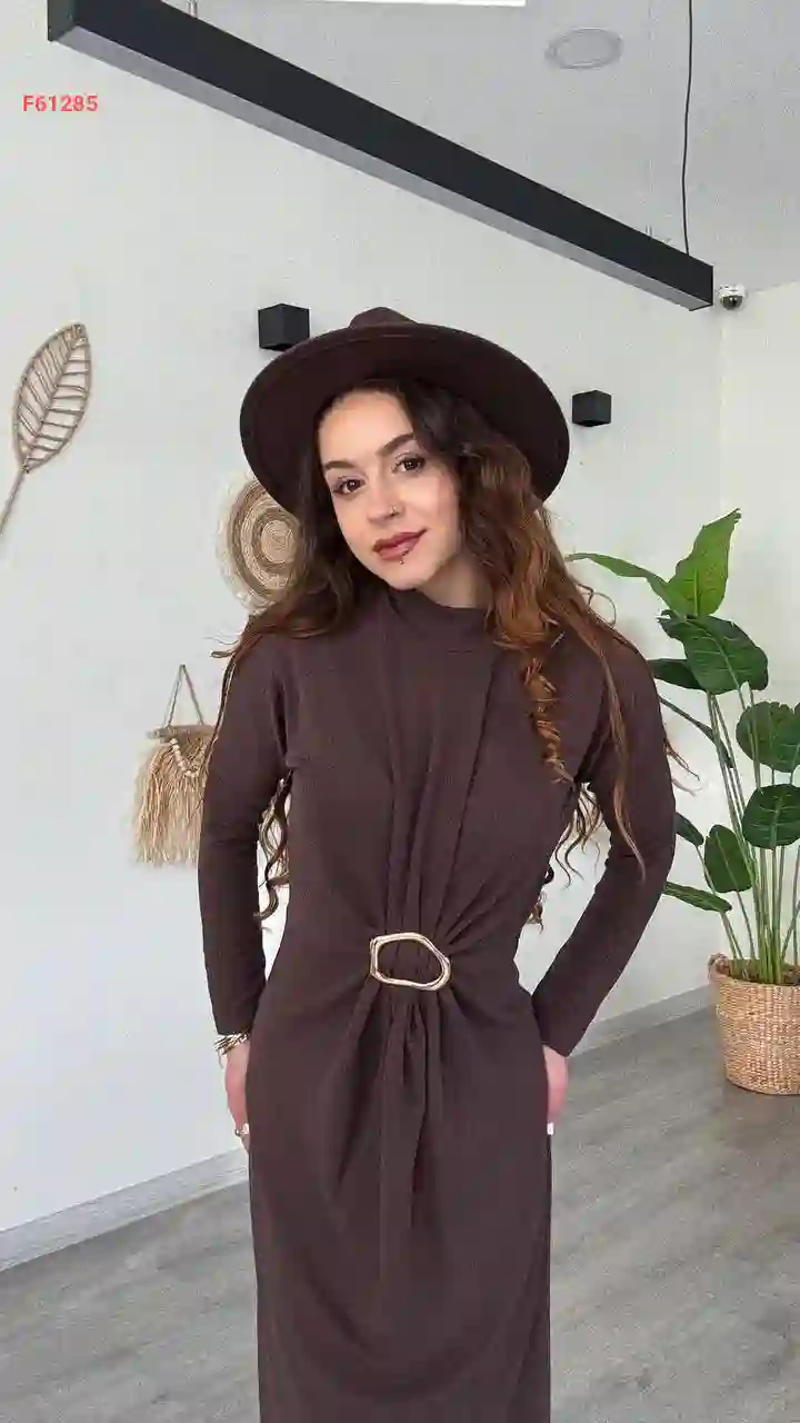 فستان طويل مجمع بإبزيم