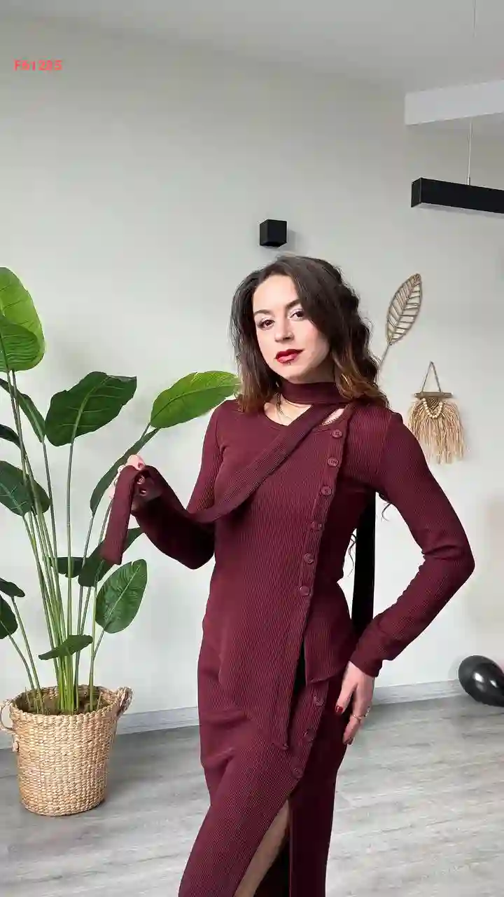 فستان طويل بأزرار جانبية وفتحة