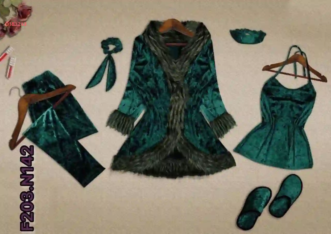 بيجامة عرايسي مخمل مع فرو