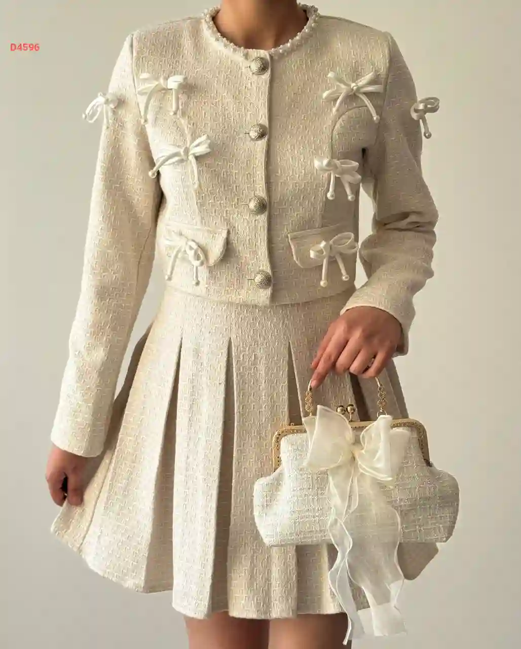 طقم تنورة شانيل قصير بفيونكات