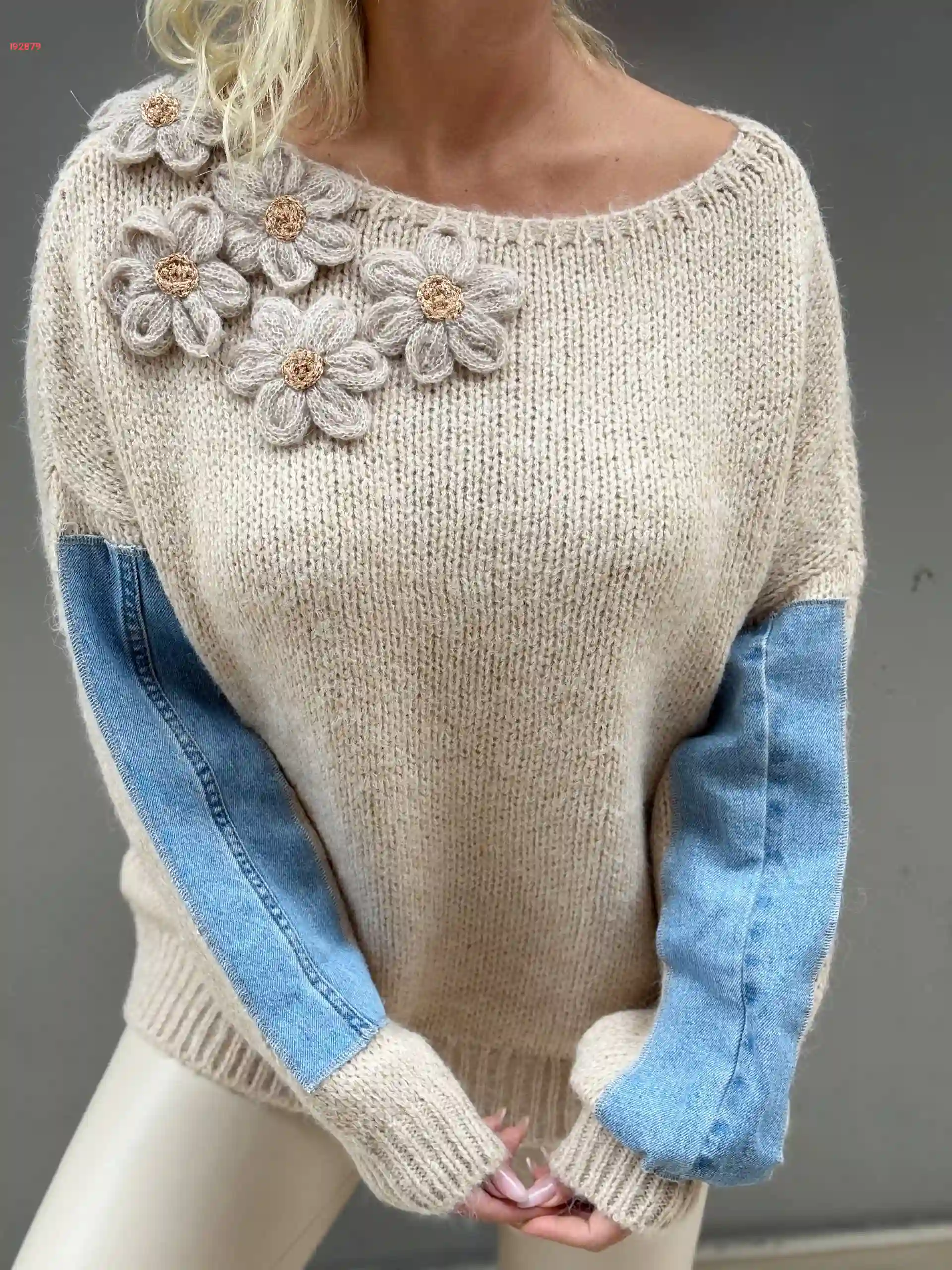 كنزة تريكو مزينة ورد بأكمام جينز