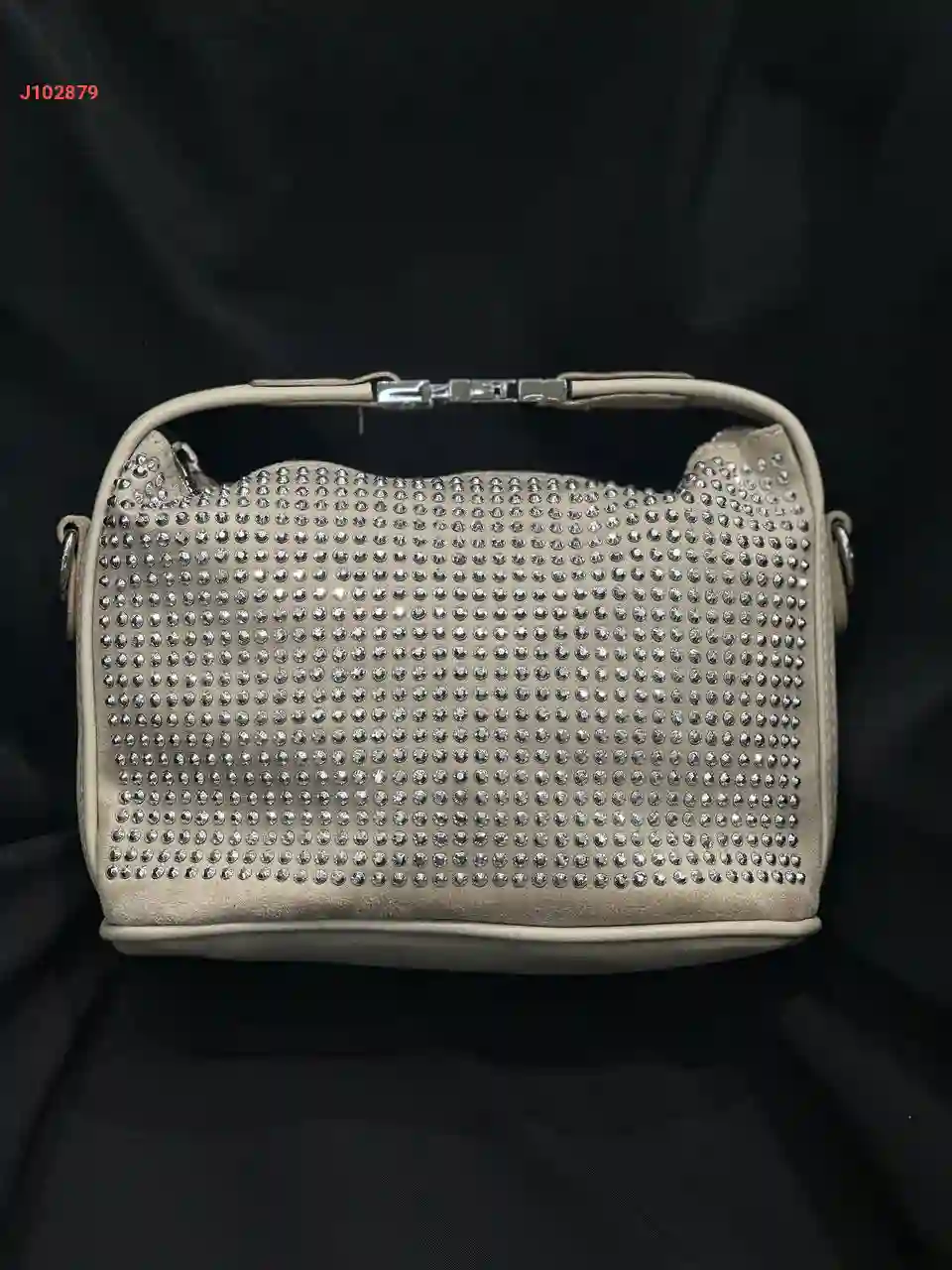 حقيبة يد بتفاصيل مرصعة