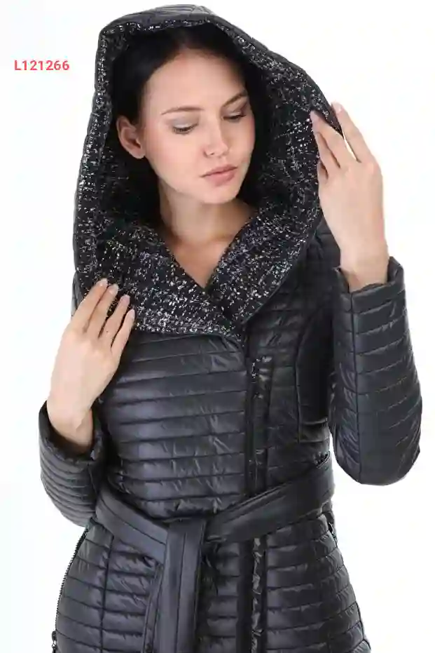 معطف مبطن وقبعة مبطنة باللون الأسود بسحاب جانبي وحزام