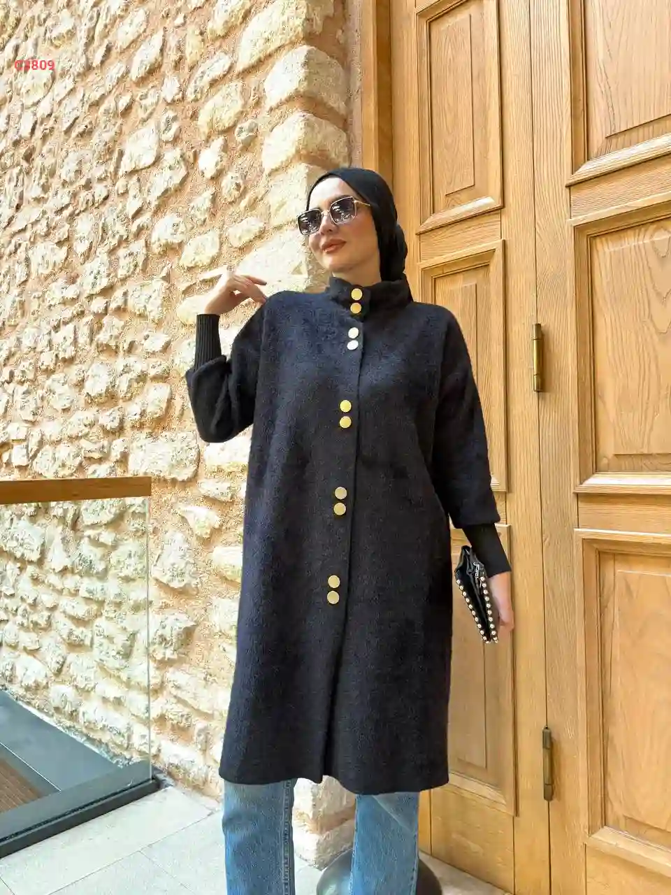 جاكيت تريكو بأزرار دهبي