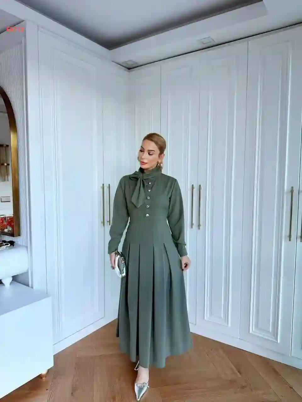 فستان طويل بنصف أزرار وربطة عنق