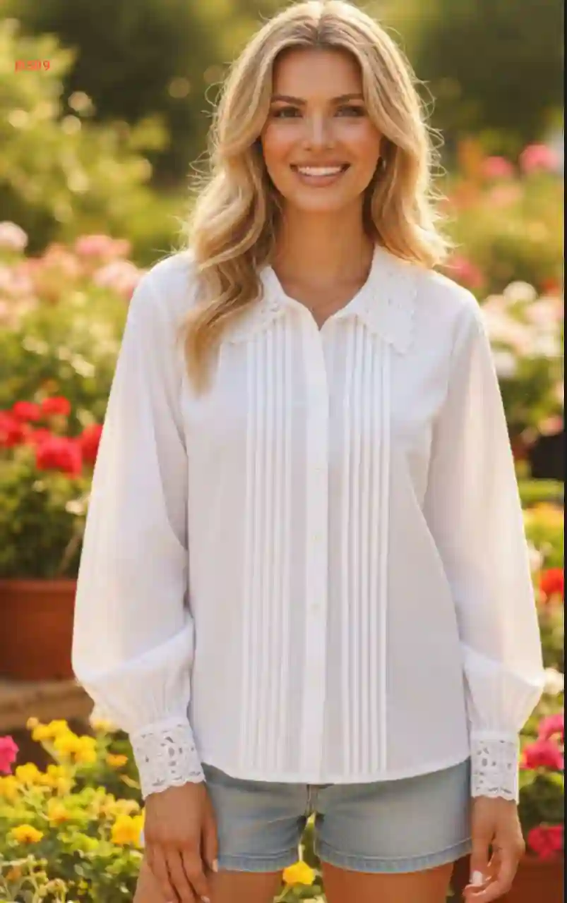 قميص أبيض يياقة وأكمام مطرزين