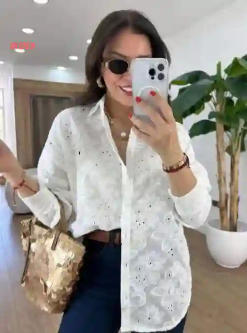 قميص أبيض مطرز