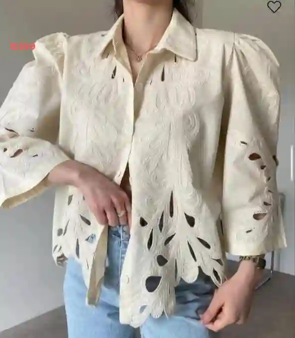 قميص مطرز مع تفاصيل مفرغة