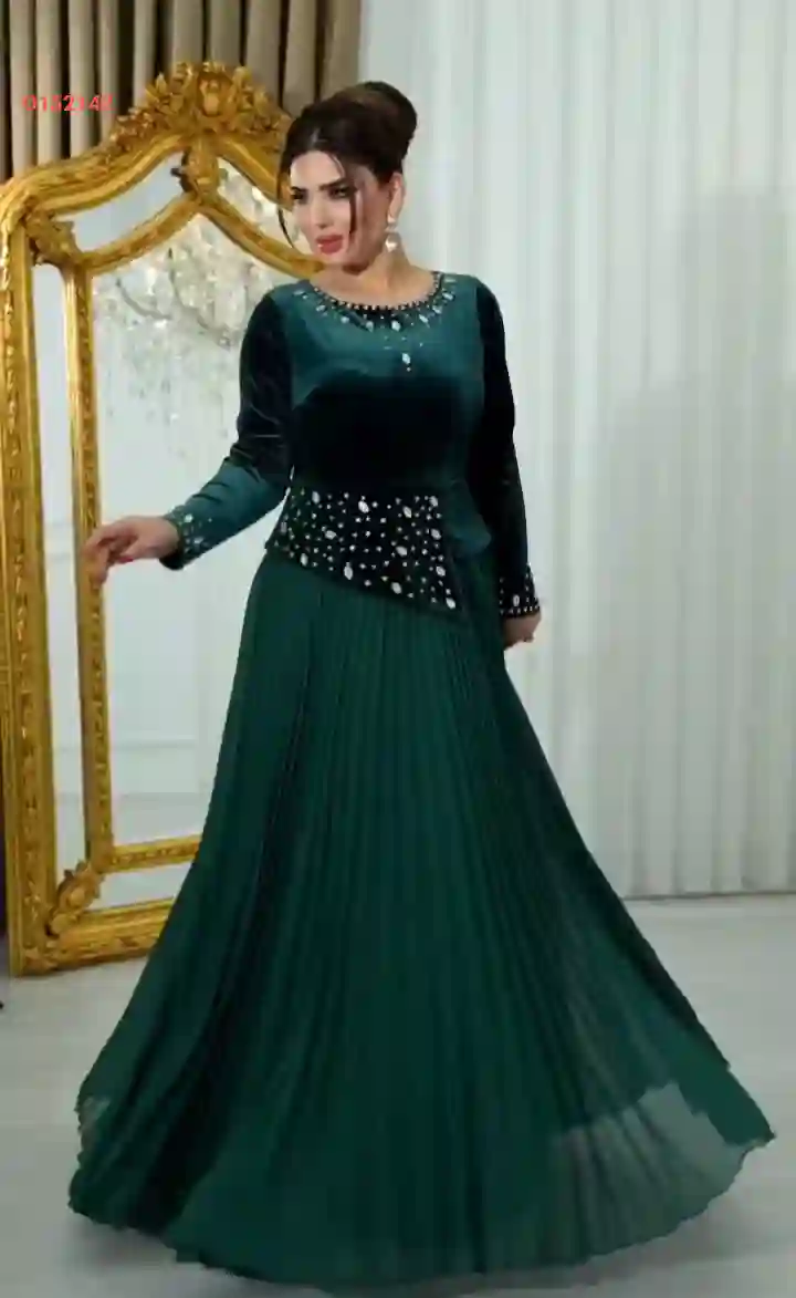 فستان مخمل وشيفون بليسيه مطرز أحجار