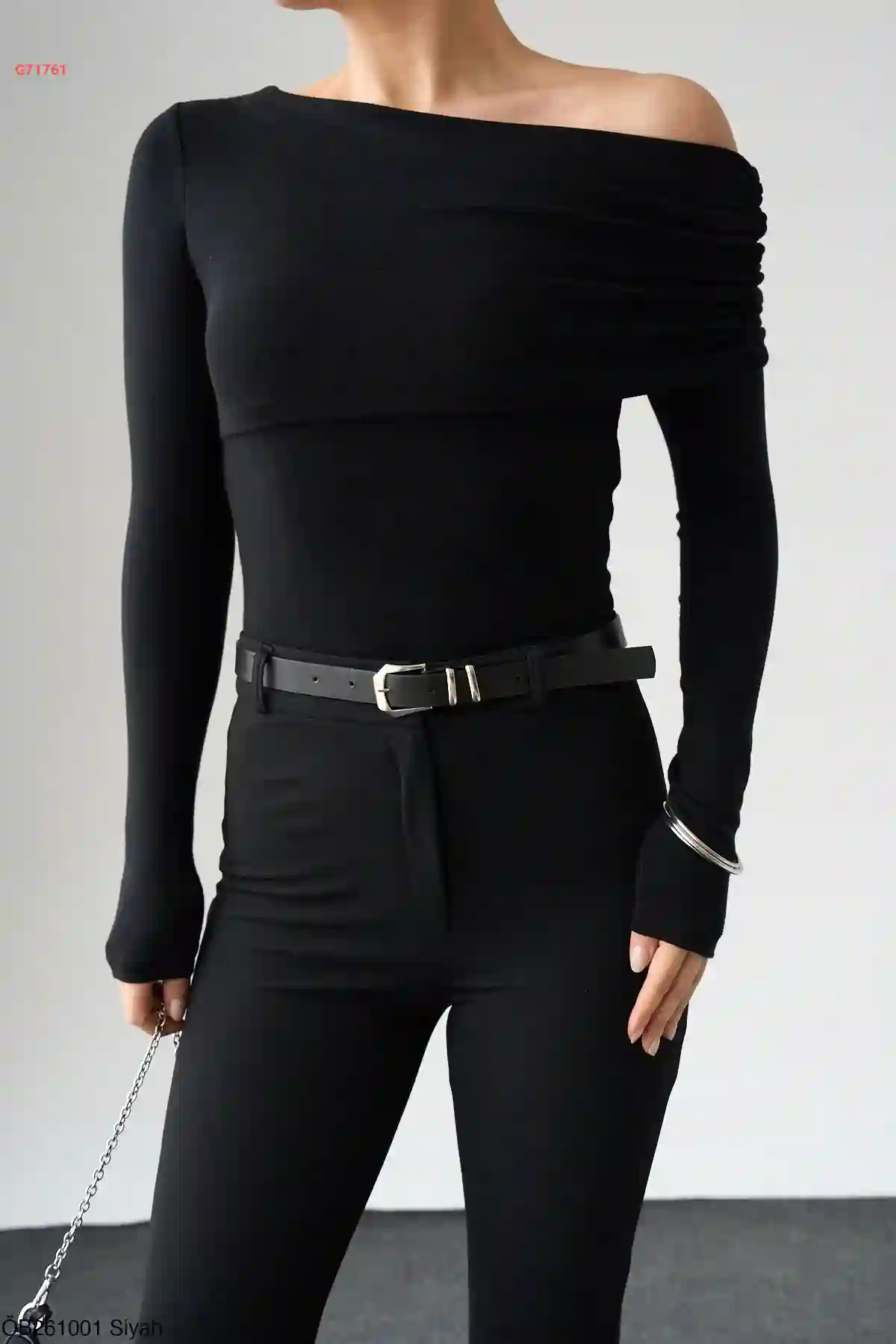 كنزة بدي مجمعة بكتف منسدل