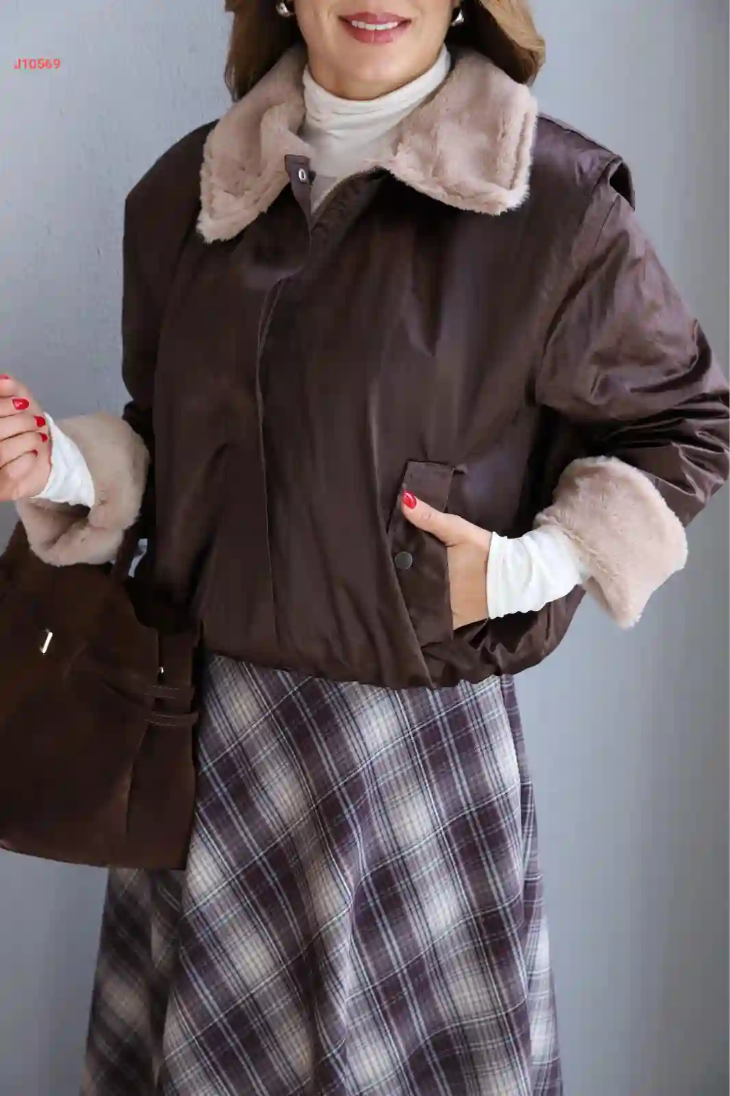 جاكيت شتوي بياقة وأكمام فرو