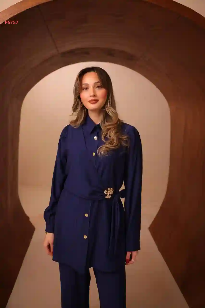 طقم بنطال وقميص بربطة جانبية وبروش