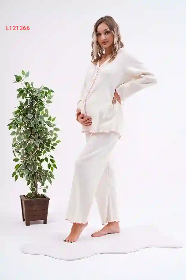 بيجامة  للحوامل والأمومة  بمفاصل قابلة للتعديل وأزرار أمامية مع حواف مزخرفة