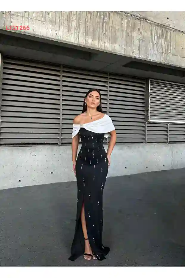 فستان سواريه طويل بقماش سكوبا المرن مزين بتفاصيل الكريستال الأسود