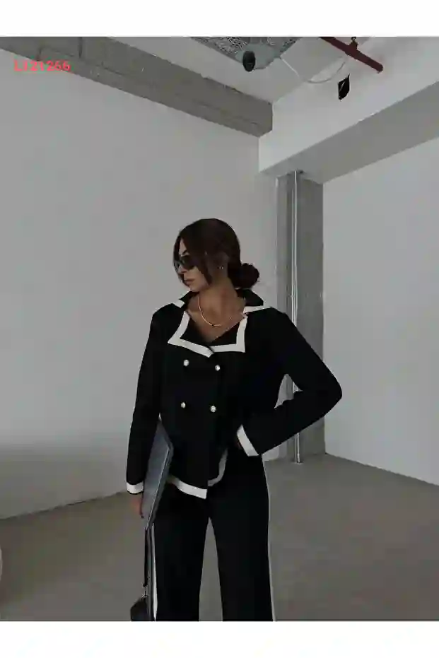 طقم تريكو قماش فاخر بأزرار ذهبية