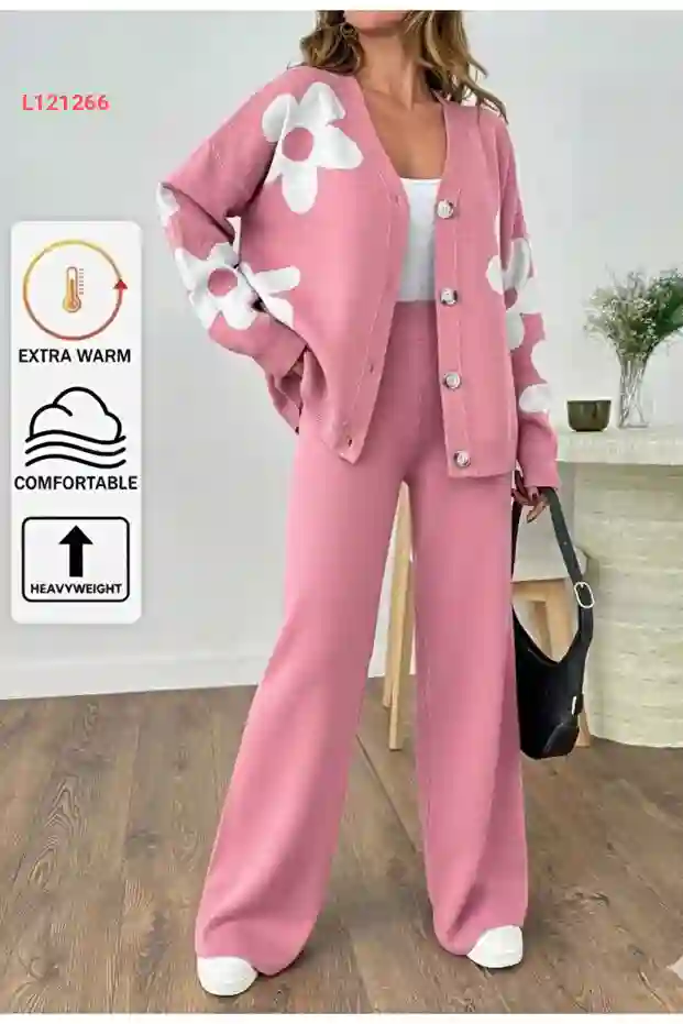 طقم تريكو بأزرار بورود بيضاء