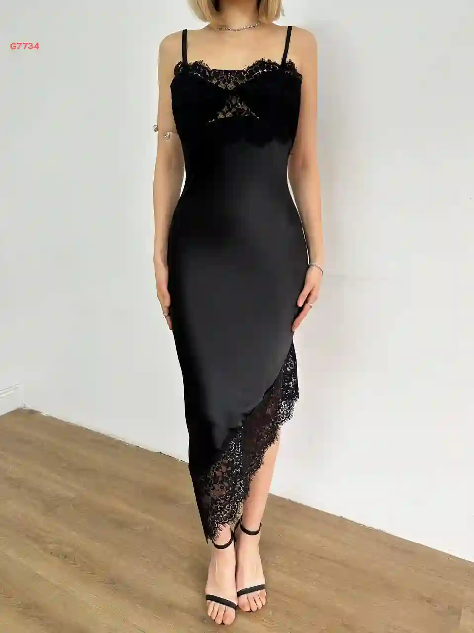 فستان لميع مكلف دانتيل