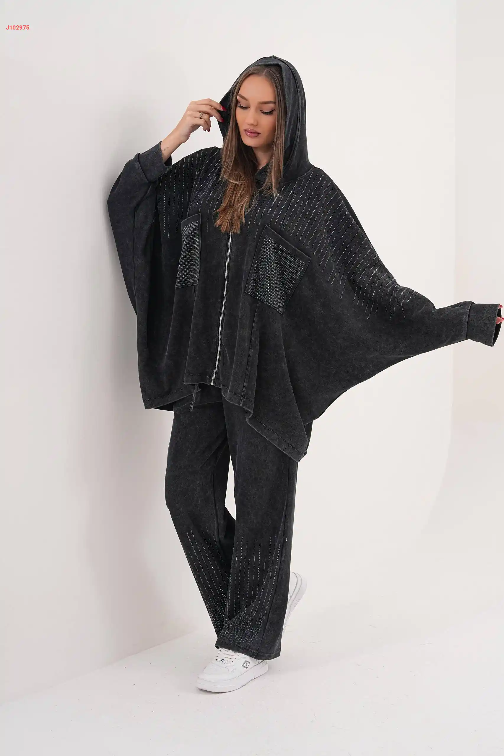 طقم بنطال قطعتين بسحاب واسع مزين بالستراس مع جيب عريضة بغطاء رأس