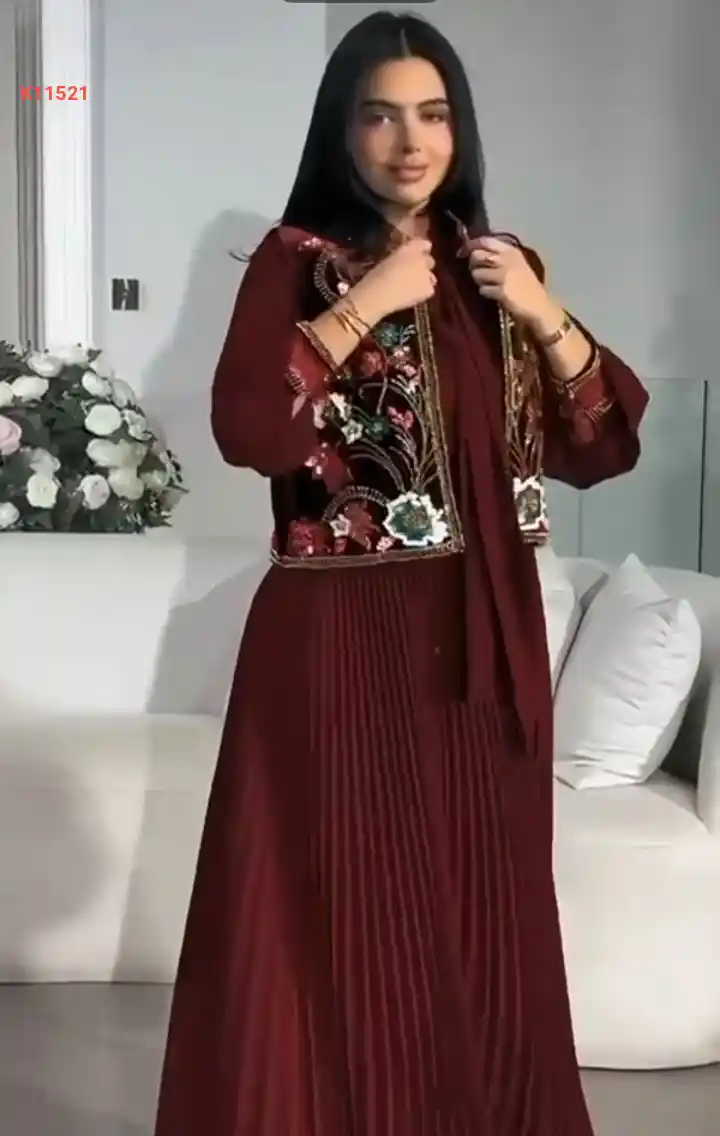 فستان طويل بليسيه مع يلك مطرز