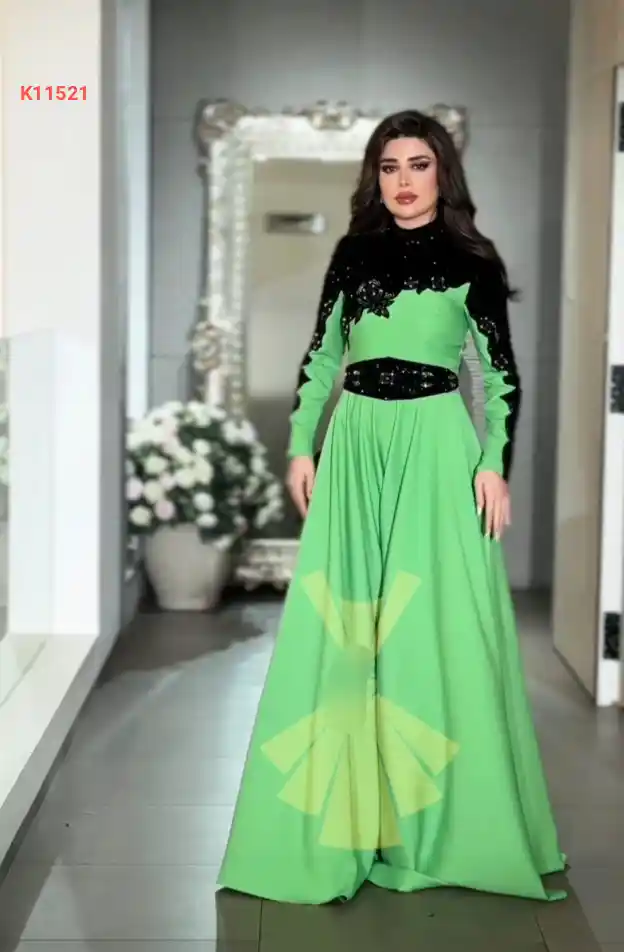 فستان طويل بتفاصيل شك وأحجار