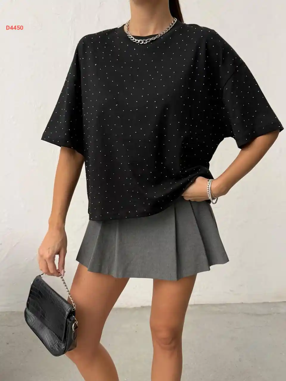 تيشيرت نسائية مزينة بالستراس