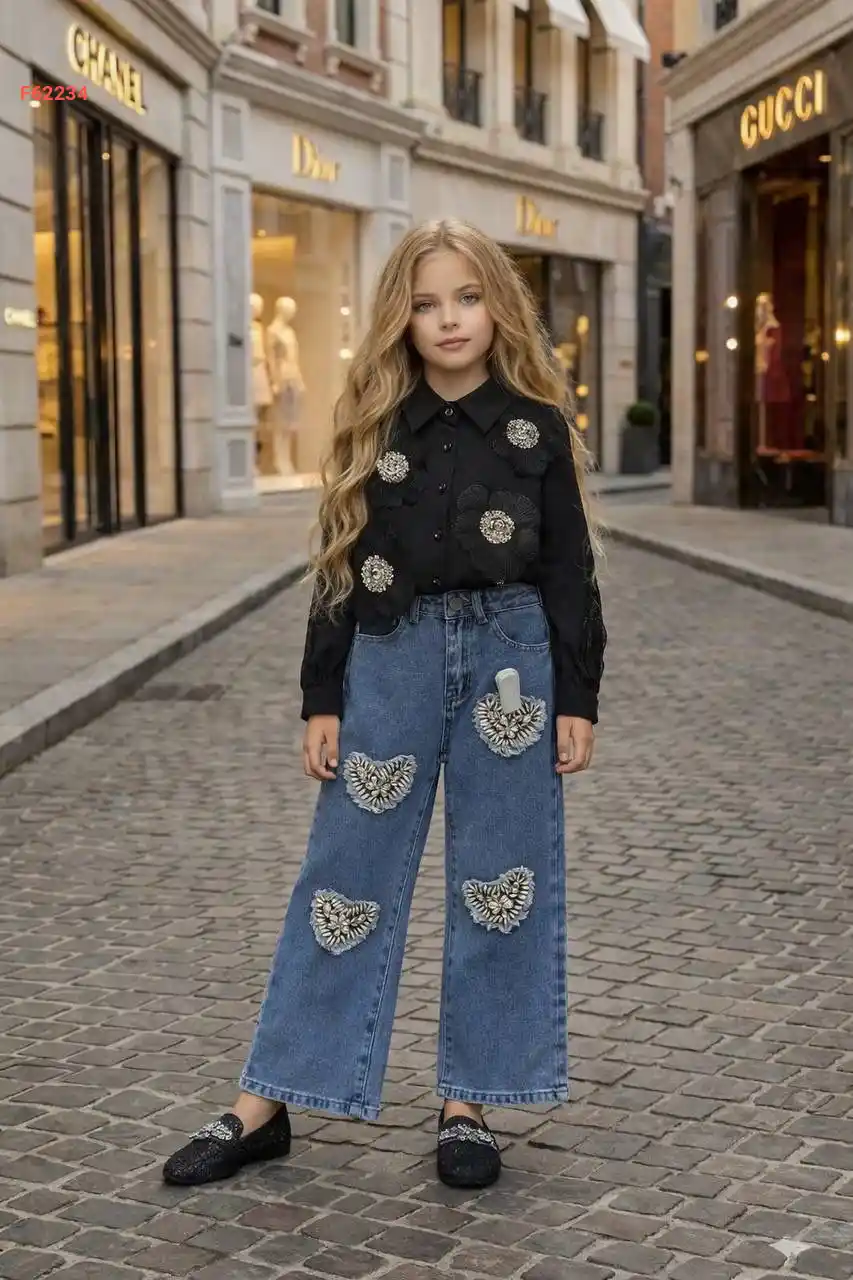 طقم جينز بناتي مطرز مع قميص مزين ورد