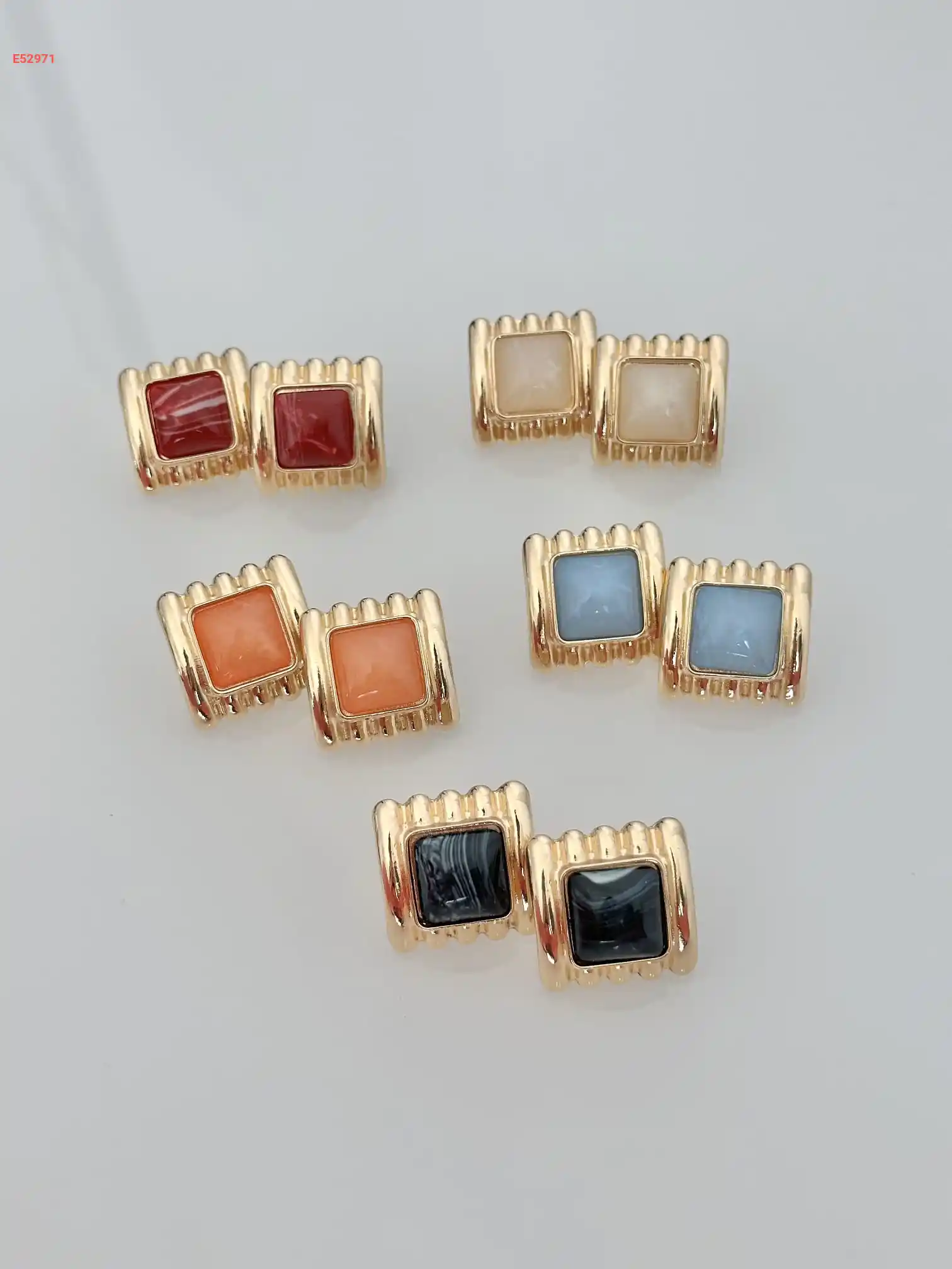 حلق زيركون باللون الذهبي مع الفساتين والعبايات متعدد الألوان