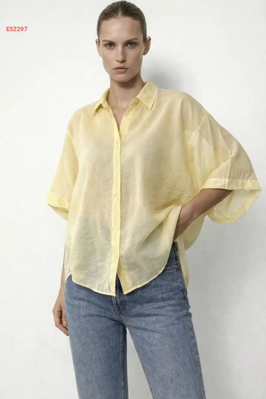 قميص شفاف بأكمام قصيرة واسعة