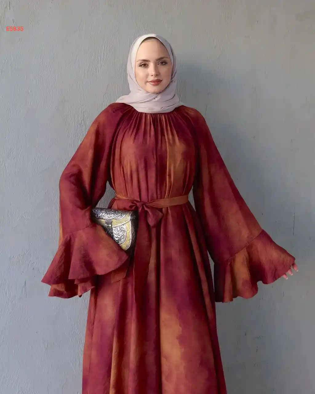 فستان طويل بأكمام كلوش كشكش