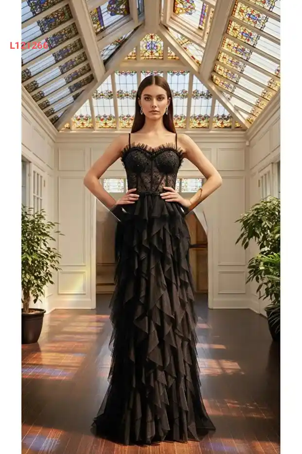 فستان سهرة من التول مطرز بأحجار من الدانتيل