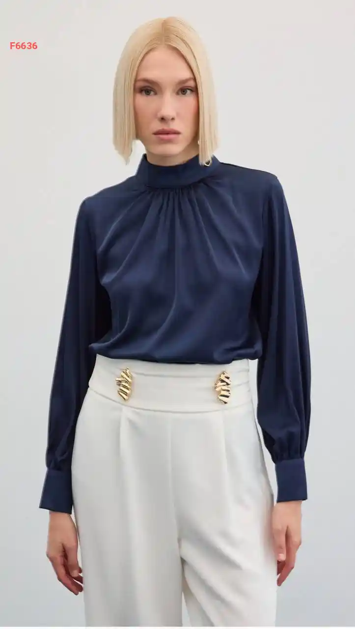 بلوزة ساتان كم طويل