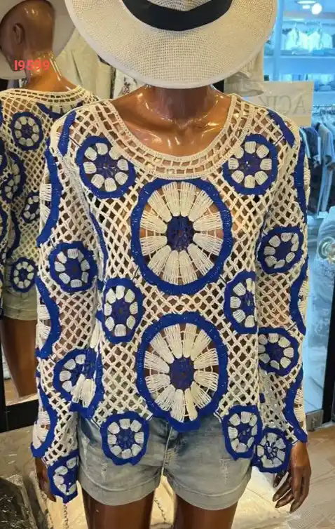 بلوزة لونين مفرغة