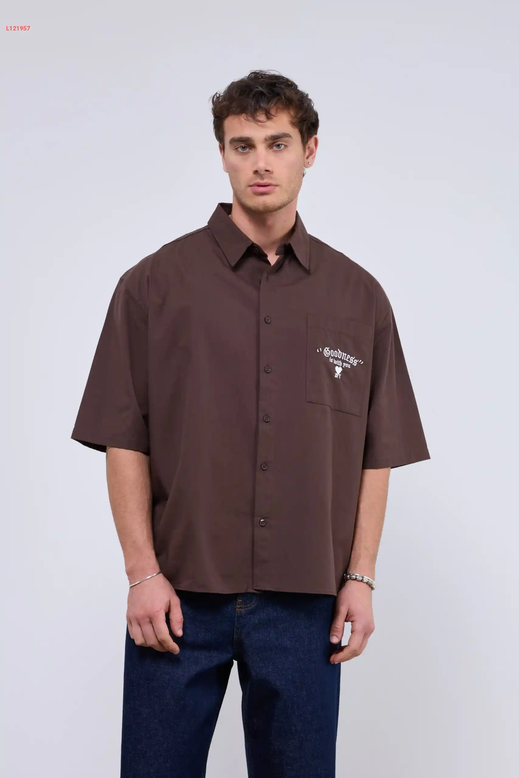 قميص رجالي بتصميم واسع مع جيبة