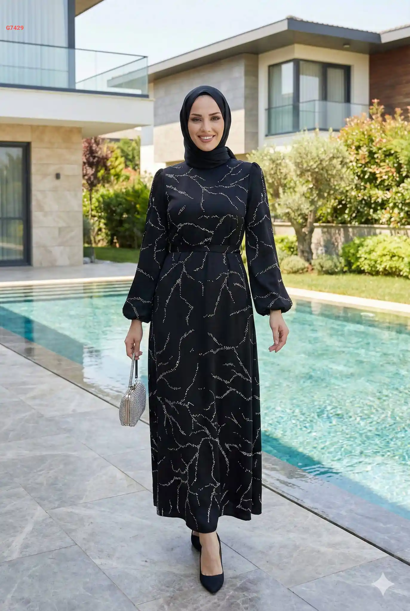 فستان طويل للمناسبات مرصع بالستراس مع حزام