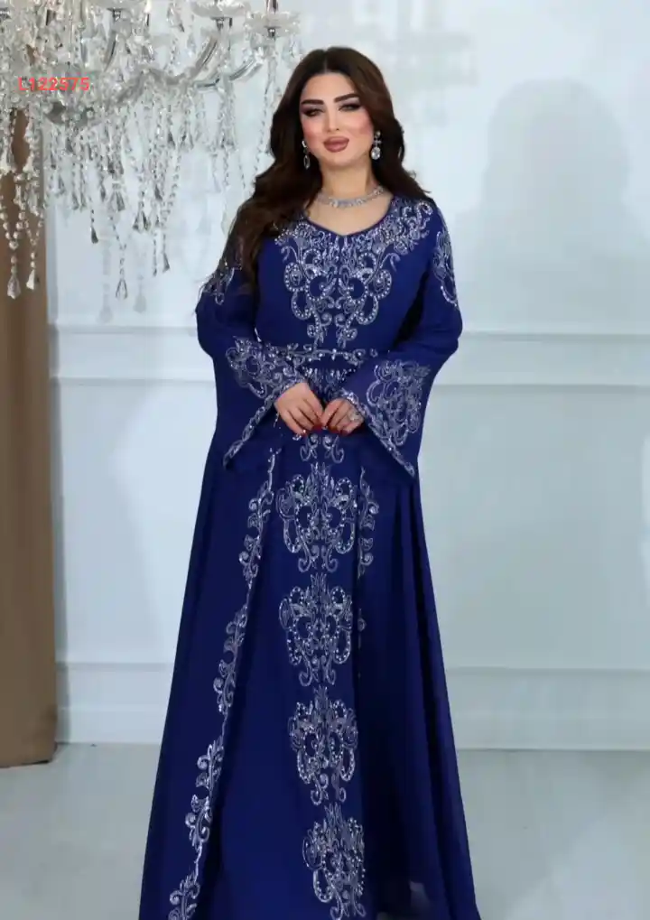 قفطان مطرز بأكمام كلوش